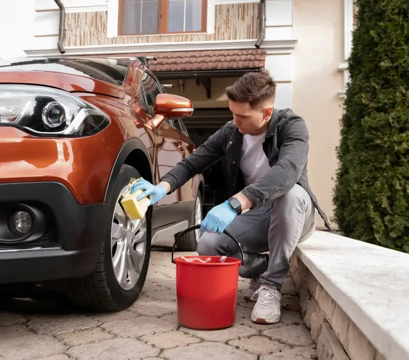 Lavage auto à domicile Sainte-Marie-la-Mer : professionnel intervenant sur un véhicule